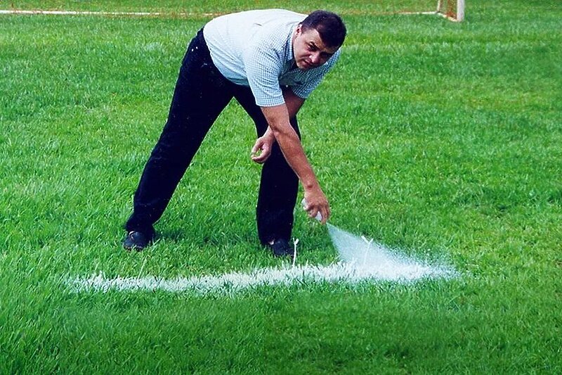 Allemagne je 2000. godine izmislio sprej kojim arbitri označavaju poziciju slobodnog udarca