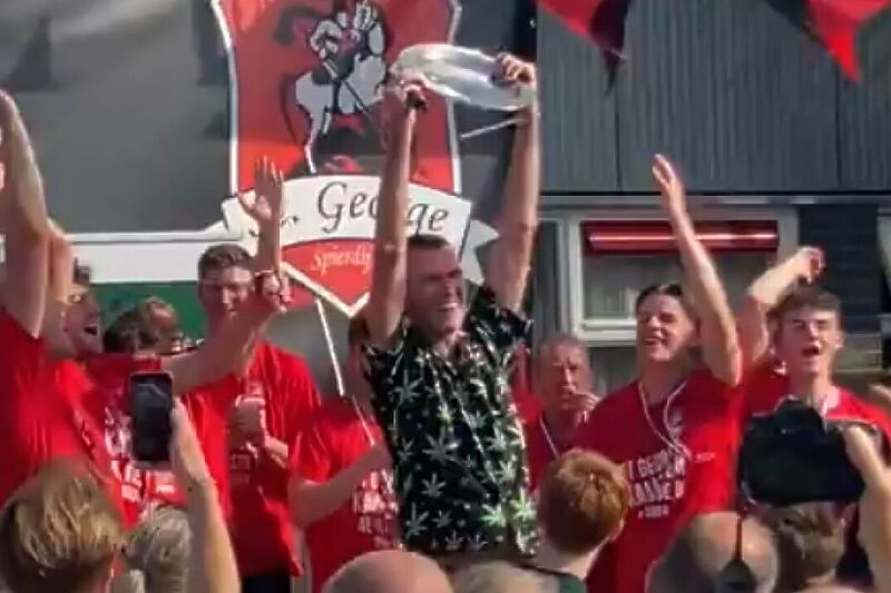 Sudija Jan Smit s trofejem šampiona nizozemske četvrte lige (Foto: Screenshot)