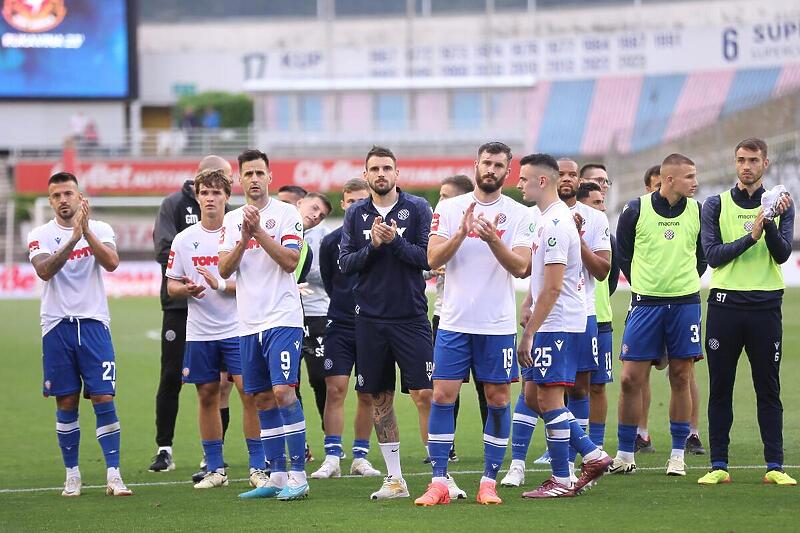 Nogometaši Hajduka ispred sjeverne tribine stadiona Poljud (Foto: Ivo Cagalj/PIXSELL)