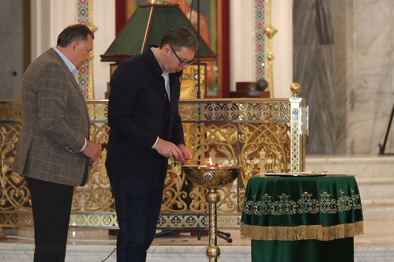 Dodika i Vučića u hramu Svetog Save patrijarh “blagoslovio za borbu” protiv rezolucije o Srebrenici