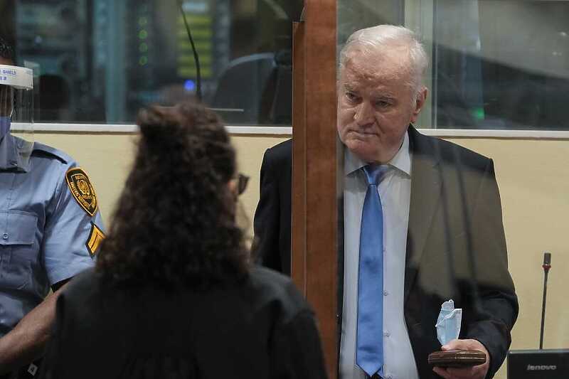 Ratni zločinac Ratko Mladić u sudnici suda u Hagu (Foto: EPA-EFE)