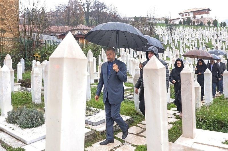 Ministar Amirabdollahian na šehidskom mezarju Kovači (Foto: ISNA)