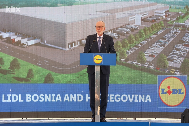 Ambasador Njemačke u BiH prilikom polaganja kamena temeljca za gradnju logističkog centra Lidla (Foto: I. L./Klix.ba)