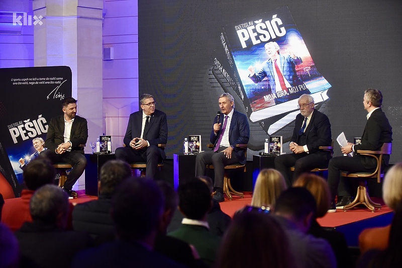 Dejan Kamenjašević na fotografiji skroz lijevo (Foto: T. S./Klix.ba)