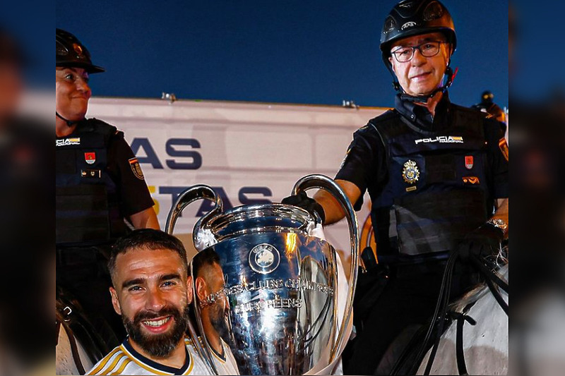 Carvajal pozira s trofejem dok je iza njega otac koji obezbjeđuje proslavu (Foto: Instagram)