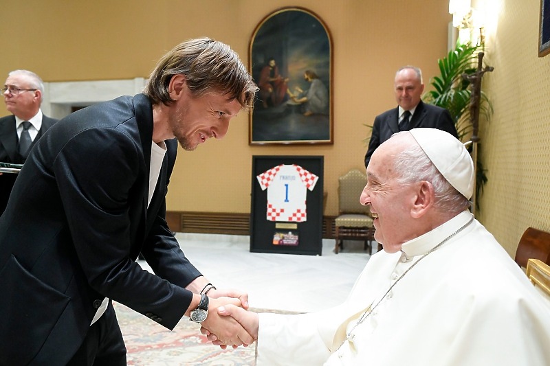 Modrić i papa Franjo (Foto: HNS)