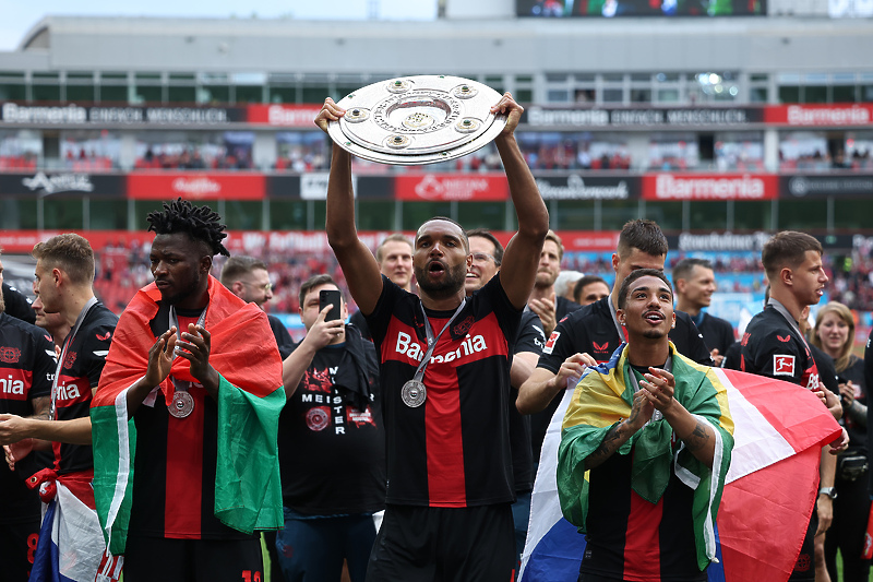 Jonathan Tah sa šampionskim peharom (Foto: EPA-EFE)