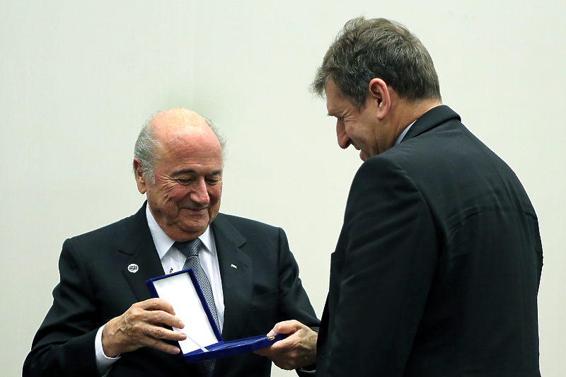 Bivši predsjednik FIFA-e Sepp Blatter i Safet Sušić (Foto: EPA-EFE)