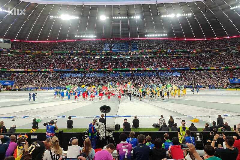 Navijači Njemačke i Škotske ulaze na Allianz Arenu (Foto: Klix.ba)