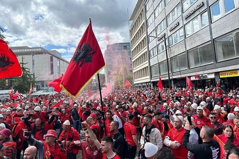 Navijači Albanije u Dortmundu (Foto: Twitter)