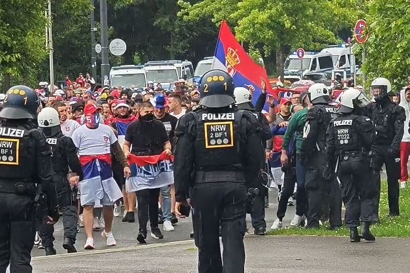 Srbijanski navijači u korteu krenuli na stadion (Foto: Screenshot)