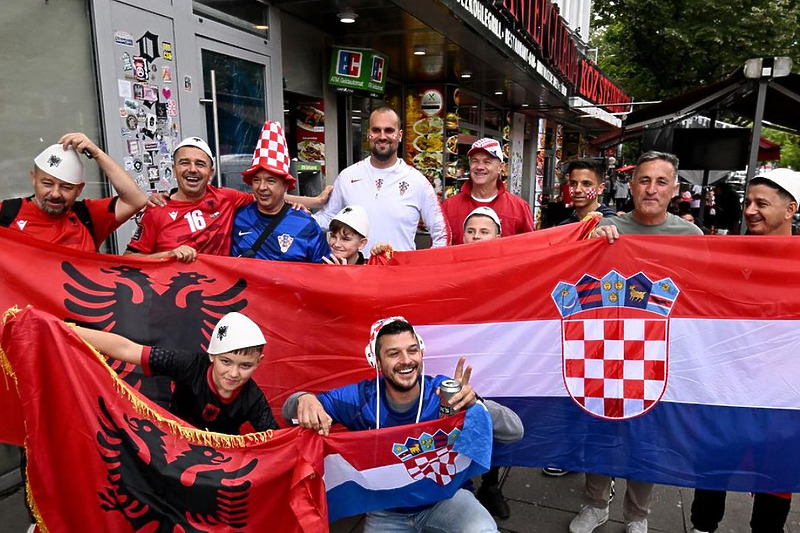 Navijači Hrvatske i Albanije se druže uoči utakmice (Foto: Twitter)