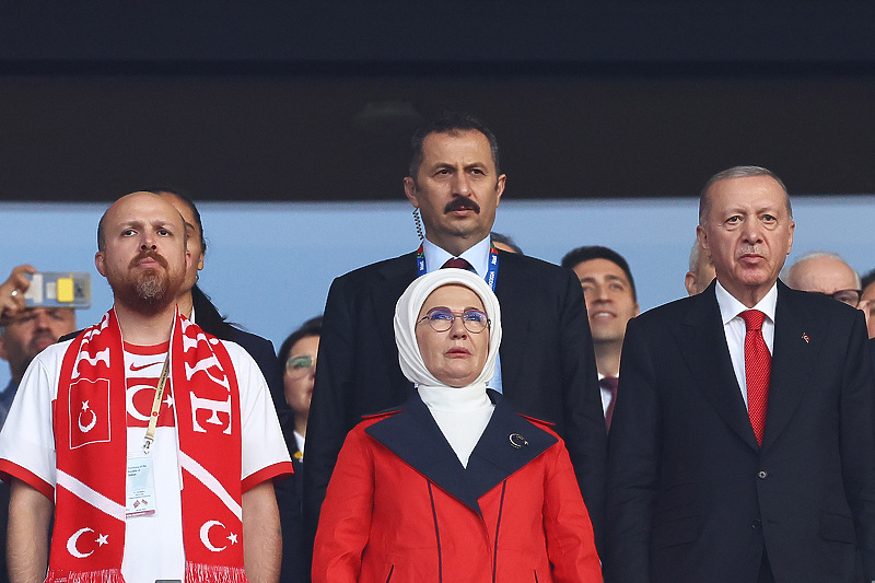 Erdogan sa suprugom i sinom na utakmici protiv Nizozemske (Foto: EPA-EFE)