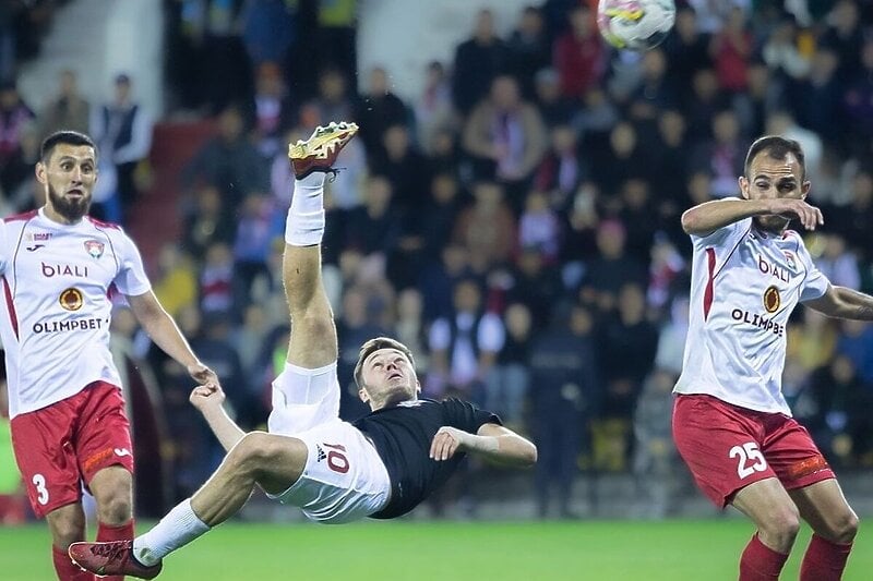 Samorodov (u sredini) izvodi makazice (Foto: Twitter)