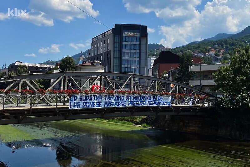 Prijatelji Mehmeda Ramića parolom su poslali poruku pravosuđu (Foto: Klix.ba)