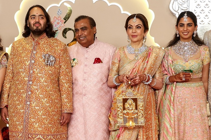 Anant Ambani s ocem Mukeshom, majkom Nitom i sestrom Nishom (Foto: EPA-EFE)