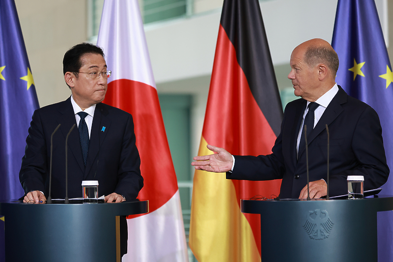 Fumio Kishida i Olaf Scholz (Foto: EPA-EFE)