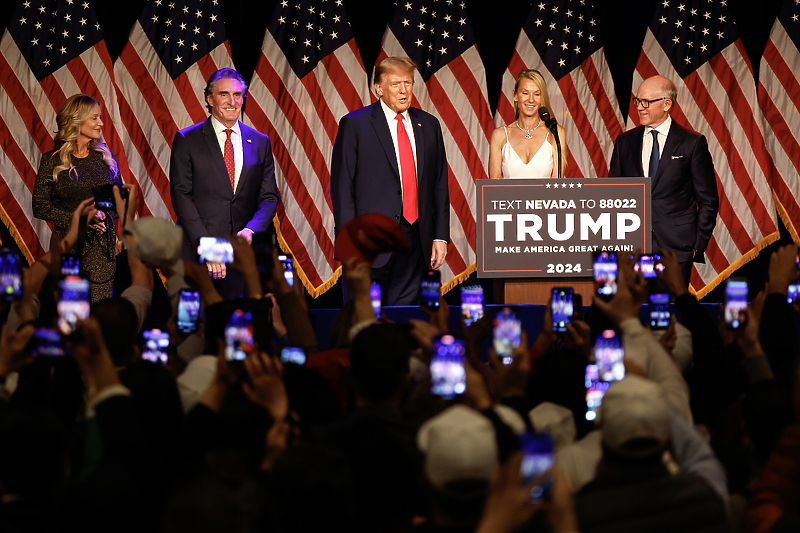 Doug Burgum i Donald Trump (Foto: EPA-EFE)