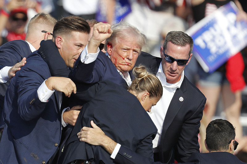 Trump nakon napada (Foto: EPA-EFE)