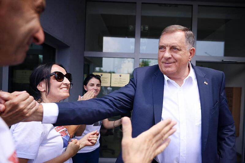 Dodik pred Sudom BiH sa pristalicama (Foto: Pixsell)