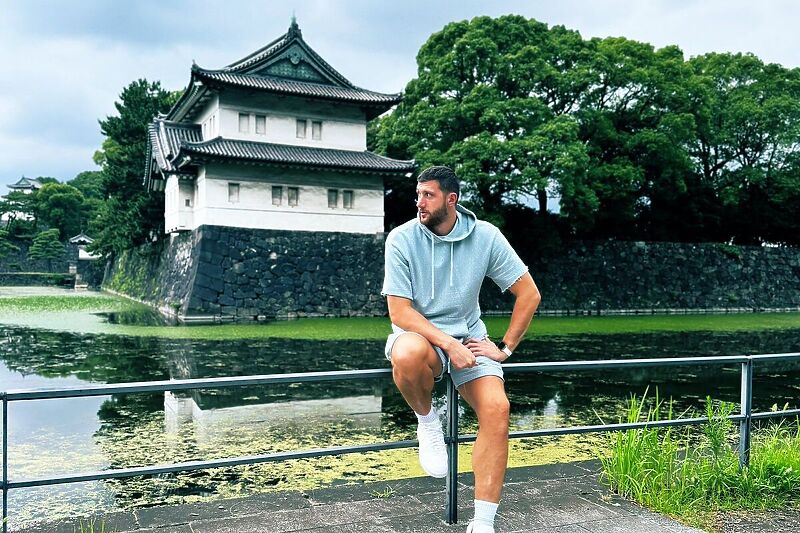 Jusuf Nurkić na odmoru u Japanu (Foto: Twitter)