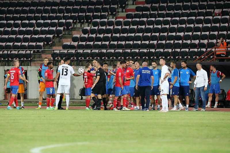 Trenutak kada su nogometaši Borca htjeli da prekinu susret protiv Egnatije (Foto: FK Borac)