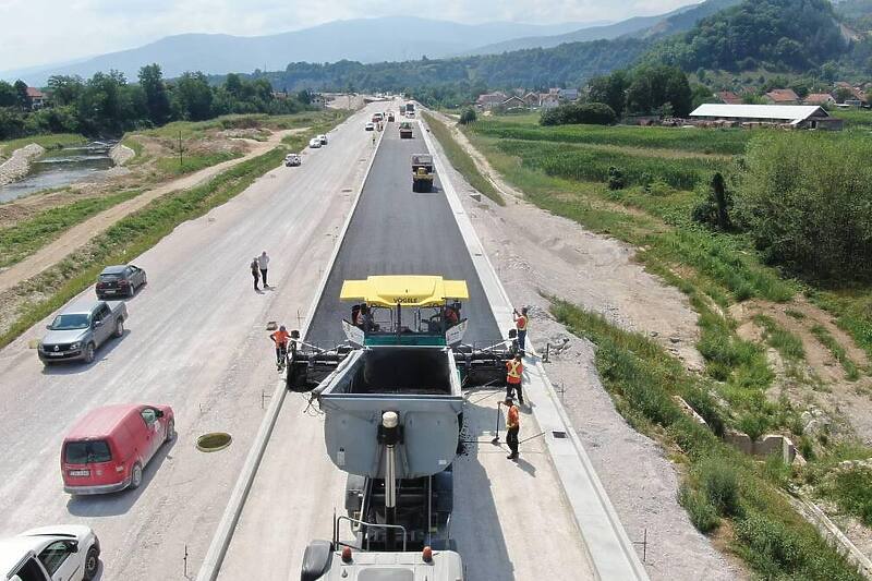 Postavljanje asfalta na brzoj cesti Lašva - Nević Polje