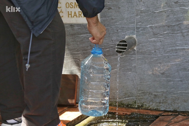 Voda sa jednog od tuzlanskih izvorišta (Foto: A. K./Klix.ba)