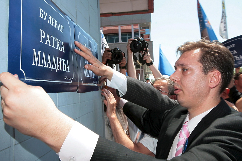 Vučić je 2007. postavljao table s imenom zločinca osuđenog za genocid u Srebrenici (Foto: EPA-EFE)