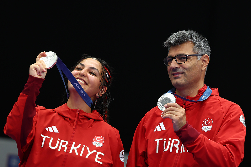 Şevval İlayda Tarhan i Yusuf Dikec sa srebrenom medaljom (Foto: EPA-EFE)