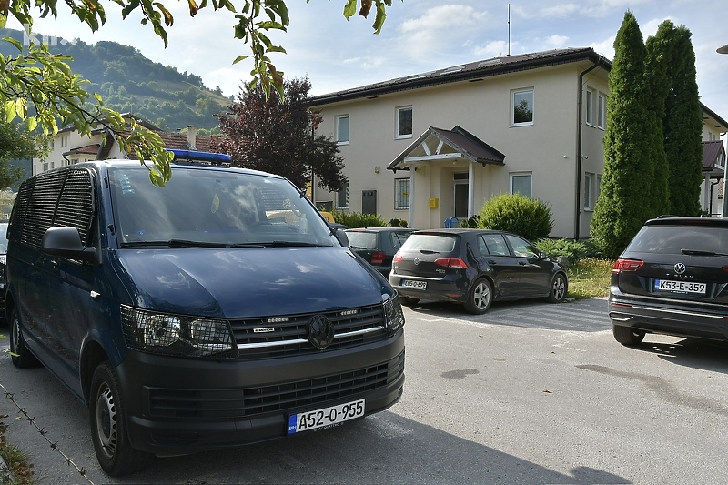 Policijski službenici ispred Općine Trnovo (Foto: I. Š./Klix.ba)