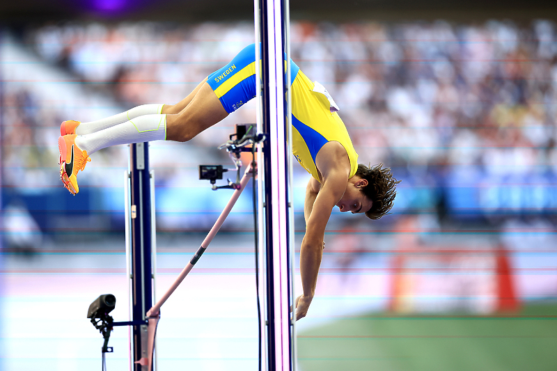 Armand Duplantis tokom takmičenja u Parizu (Foto: EPA-EFE)