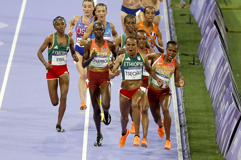 Tsegay i Kipyegon u duelu tokom utrke (Foto: EPA-EFE)