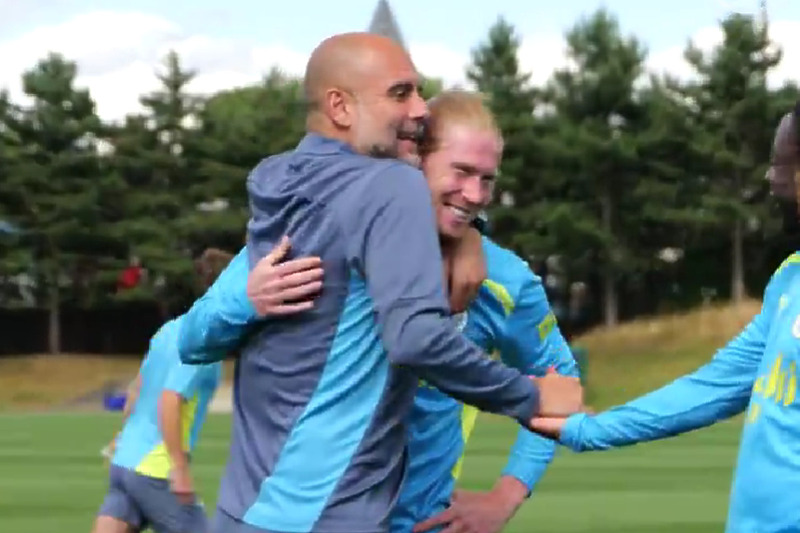 Guardiola i De Bruyne u zagrljaju na treningu Cityja (Foto: Screenshot)