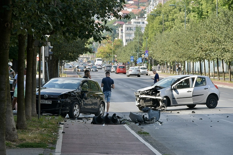 Saobraćajna nesreća na Grbavici (Foto: I. Š./Klix.ba)