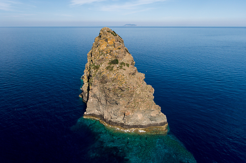 Britanac pao s kruzera u blizini otočića Jabuka (Foto: Shutterstock/Klix.ba)