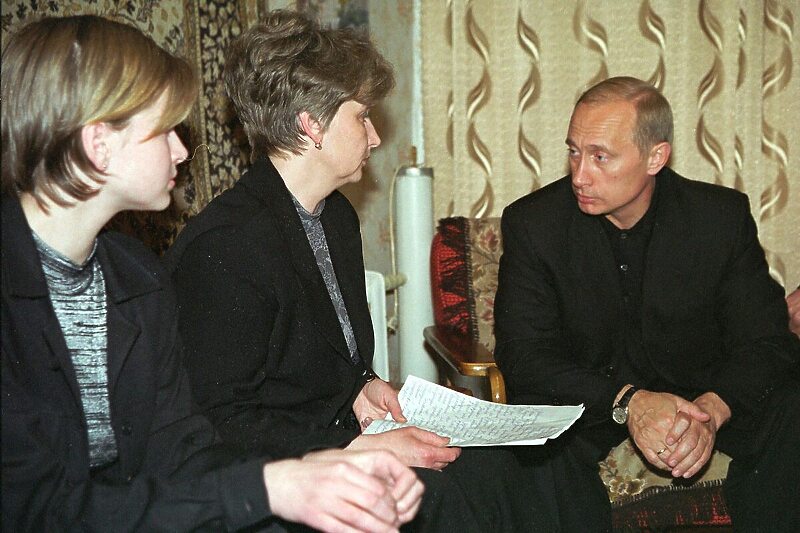 Putin s porodicama poginulih mornara u augustu 2000. godine (Foto: EPA-EFE)