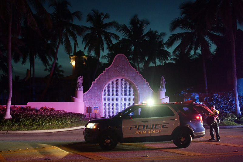 Policija ispred Trumpove vile Mar-a-Lago (Foto: EPA-EFE)