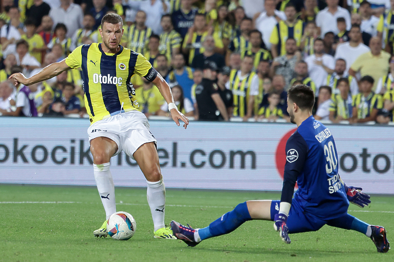 Džeko na utakmici protiv Lillea (Foto: EPA-EFE)