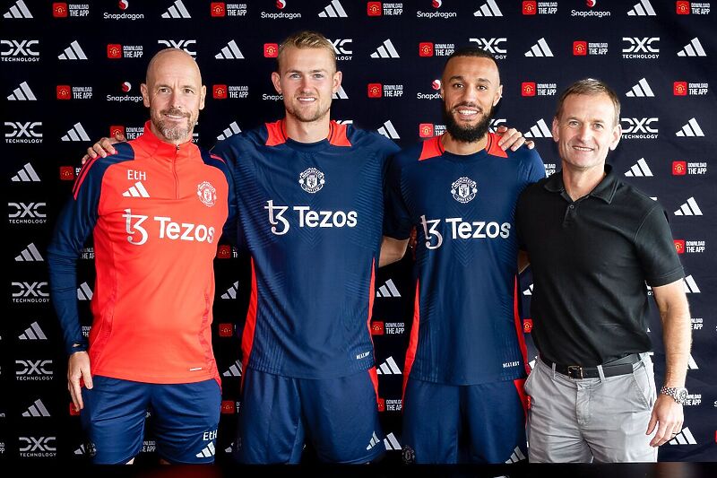 Ten Hag, De Ligt, Mazraoui i sportski direktor Dan Ashworth (Foto: Twitter)