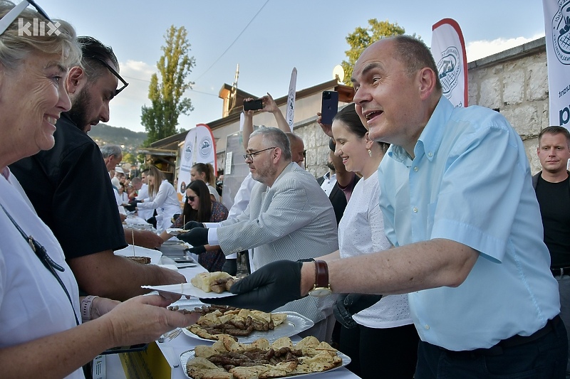 Prolaznici degustirali sarajevske ćevape (Foto: I. Š./Klix.ba)