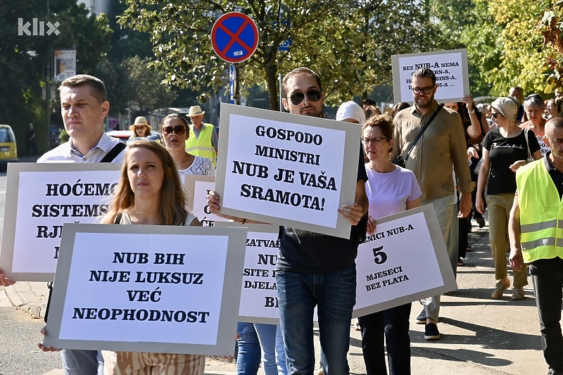 Fotografije s današnje protestne šetnje uposlenika NUB-a BiH (Foto: V. D./Klix.ba)