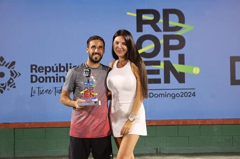 Džumhur s osvojenim trofejom u Santo Domingu (Foto: RD Open Media)