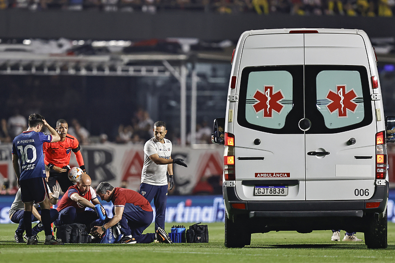 I vozilo hitne pomoći moralo je ući na teren kako bi ga što brže prevezli u bolnicu (Foto: EPA-EFE)