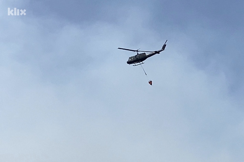 Helikopter Oružanih snaga BiH počeo je gašenjem požara na planini Konjuh i to na lokalitetima na koj (Foto: A. K./Klix.ba)