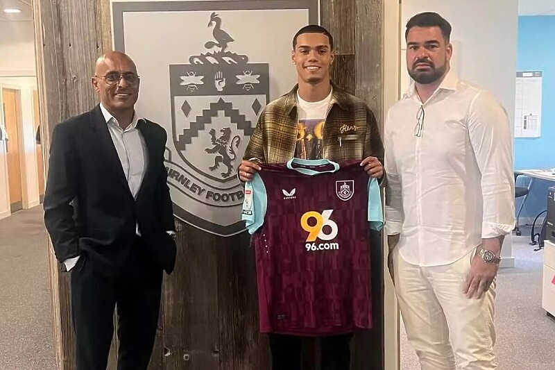 Ronaldinhov sin na potpisu za Burnley (Foto: Burnley FC)