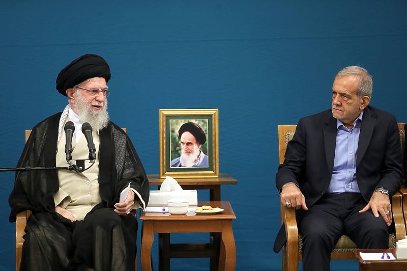 Ajatolah Ali Khamenei i Masoud Pezeshkian (Foto: EPA-EFE)