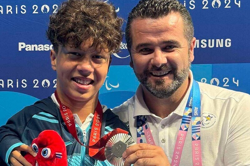 Ismail Barlov i njegov trener Amel Kapo poziraju s medaljom (Foto: PK Spid)