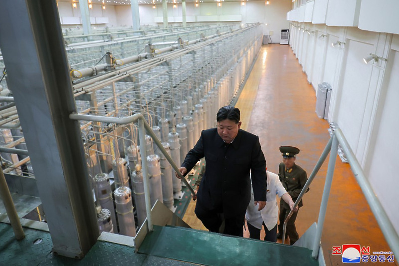 KIm Jong Un obilazi postrojenja (Foto: KCNA)