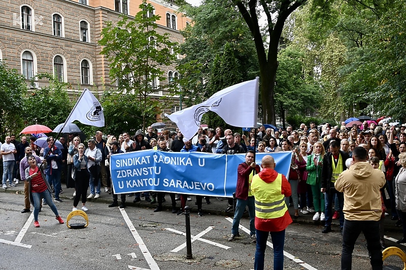 Protest zdravstvenih radnika u Sarajevu od prije dva dana (Foto: V. D./Klix.ba)